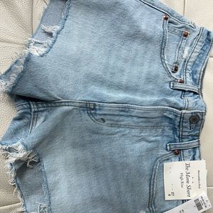 Abercrombie high waisted mom short in light was size 27/4
